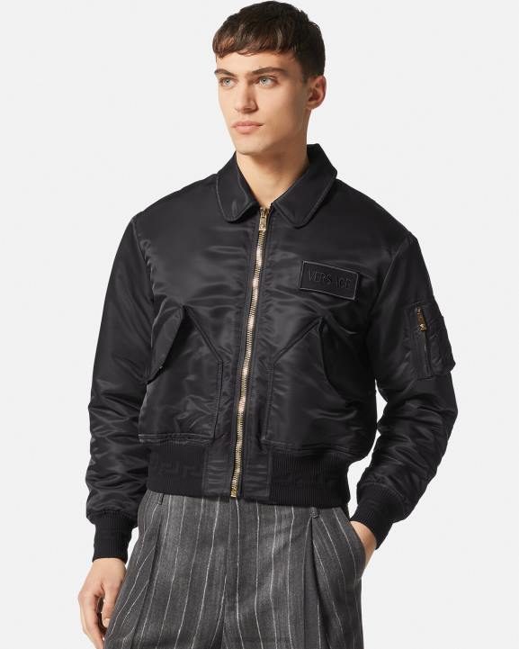 melns apģērbs Versace 806B1250 vīriešiem logo patch bomber jaka