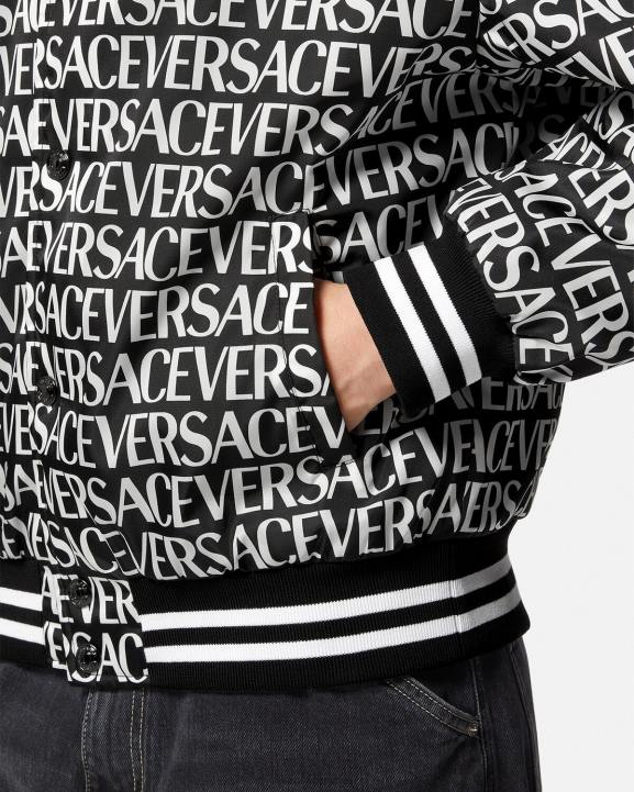 melns un apdrukāts apģērbs Versace 806B1238 vīriešiem allover bomber jaka