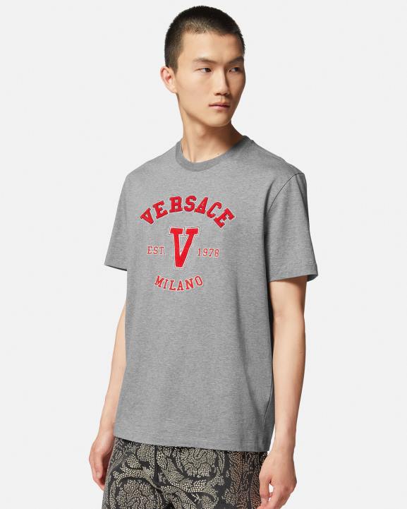 pelēks apģērbs Versace 806B1403 vīriešiem augstskolas logo t-krekls